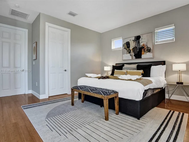 11203 NW 9th St, Plantation FL 33325