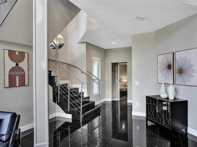 11203 NW 9th St, Plantation FL 33325