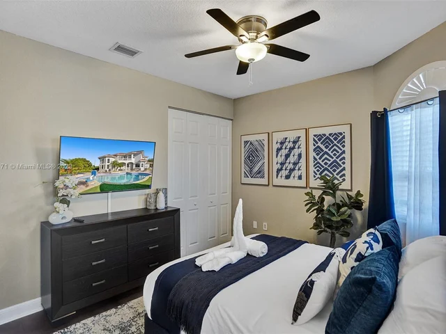 11203 NW 9th St, Plantation FL 33325