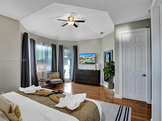 11203 NW 9th St, Plantation FL 33325