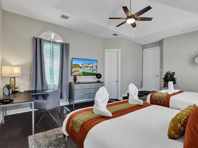 11203 NW 9th St, Plantation FL 33325