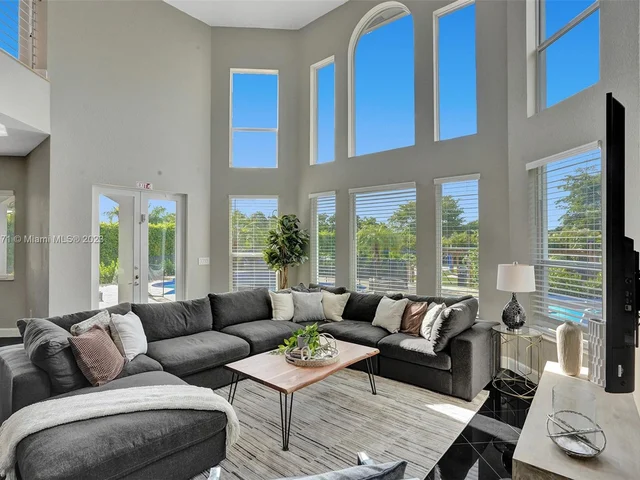 11203 NW 9th St, Plantation FL 33325