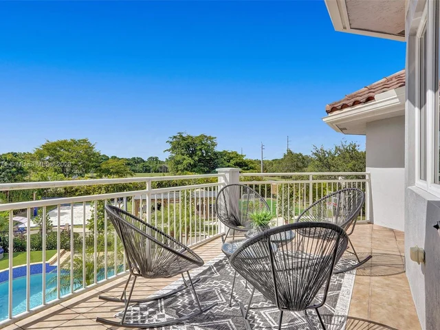 11203 NW 9th St, Plantation FL 33325