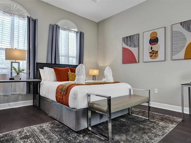 11203 NW 9th St, Plantation FL 33325