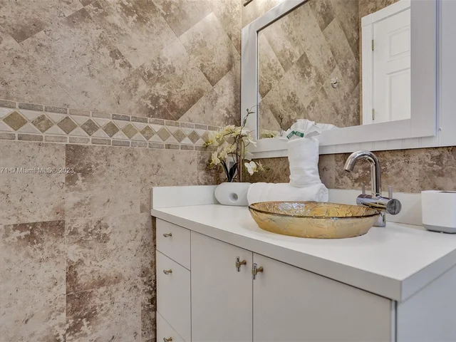 11203 NW 9th St, Plantation FL 33325