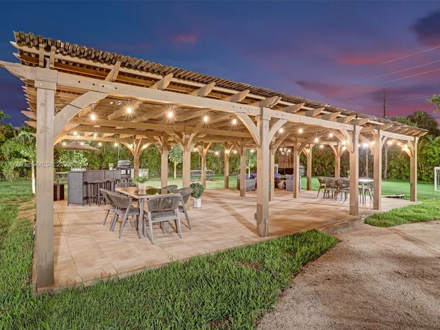 11203 NW 9th St, Plantation FL 33325