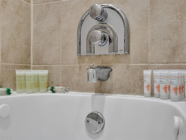 11203 NW 9th St, Plantation FL 33325