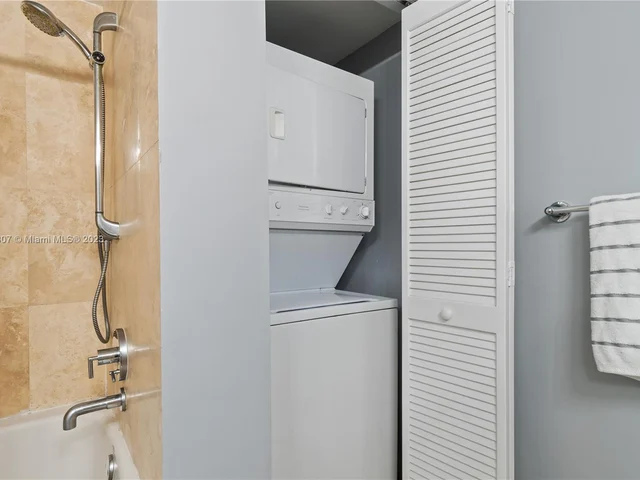 41 SE 5th St # 1212, Miami FL 33131