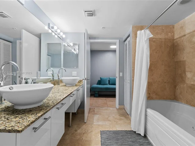 41 SE 5th St # 1212, Miami FL 33131