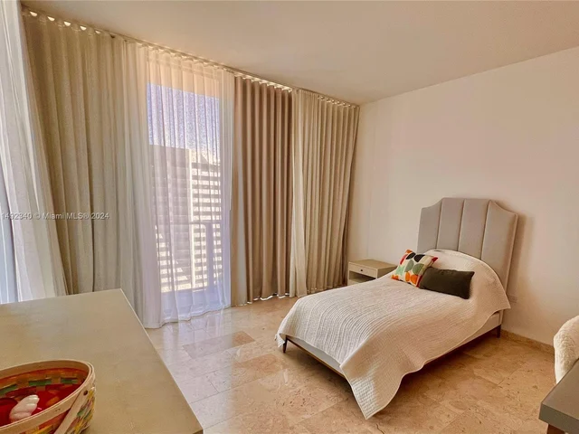 88 SW 7th St # 1602, Miami FL 33130