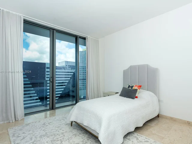 88 SW 7th St # 1602, Miami FL 33130