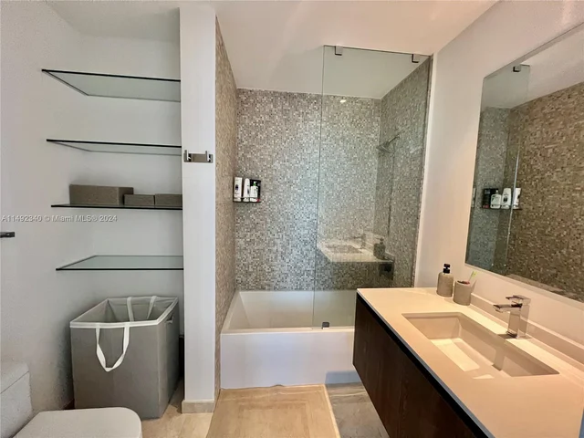 88 SW 7th St # 1602, Miami FL 33130