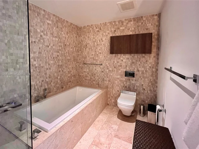 88 SW 7th St # 1602, Miami FL 33130