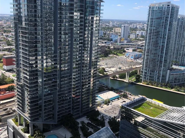 88 SW 7th St # 1602, Miami FL 33130