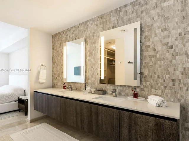 88 SW 7th St # 1602, Miami FL 33130