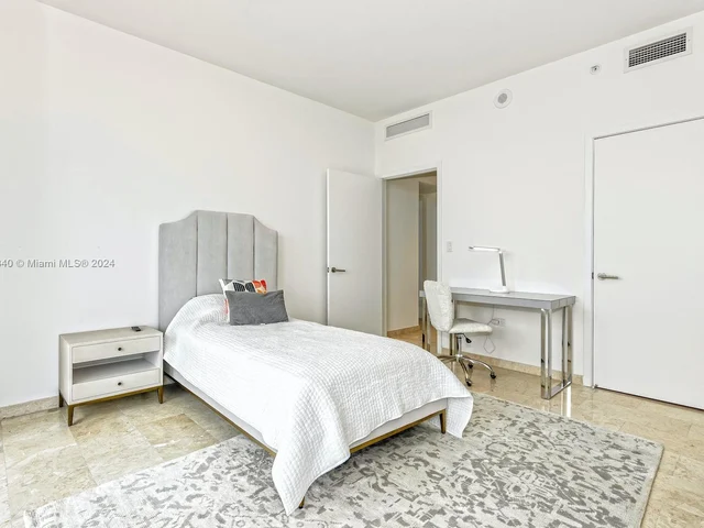 88 SW 7th St # 1602, Miami FL 33130