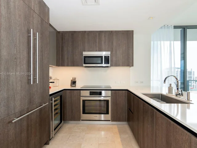 88 SW 7th St # 1602, Miami FL 33130