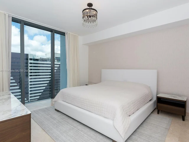 88 SW 7th St # 1602, Miami FL 33130