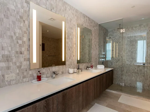 88 SW 7th St # 1602, Miami FL 33130