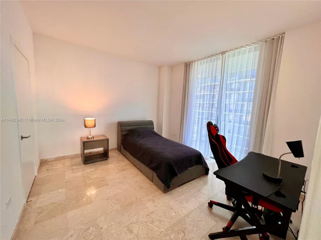 88 SW 7th St # 1602, Miami FL 33130