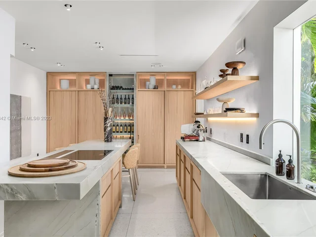 6000-6010 Pine Tree Dr, Miami Beach FL 33140