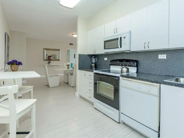 5601 Collins Ave # 420, Miami Beach FL 33140