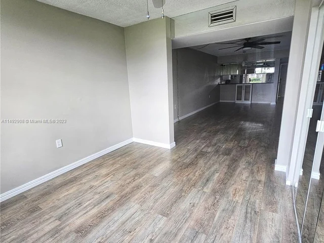 1504 Whitehall Dr # 105, Davie FL 33324