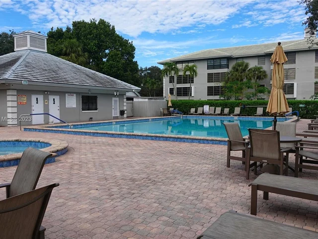 1504 Whitehall Dr # 105, Davie FL 33324