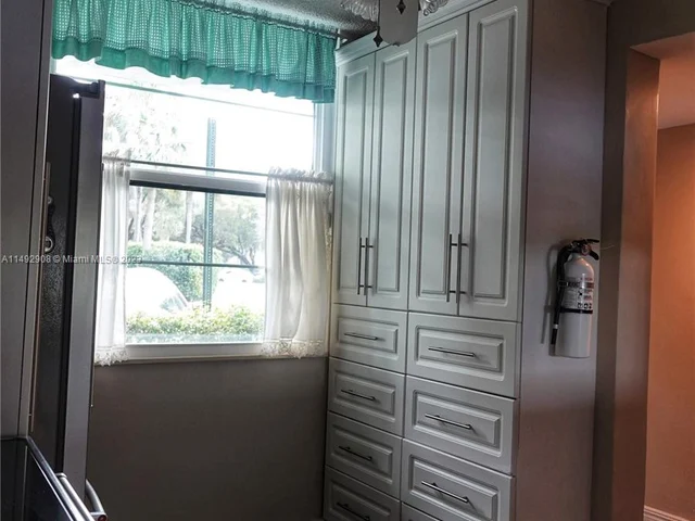 1504 Whitehall Dr # 105, Davie FL 33324