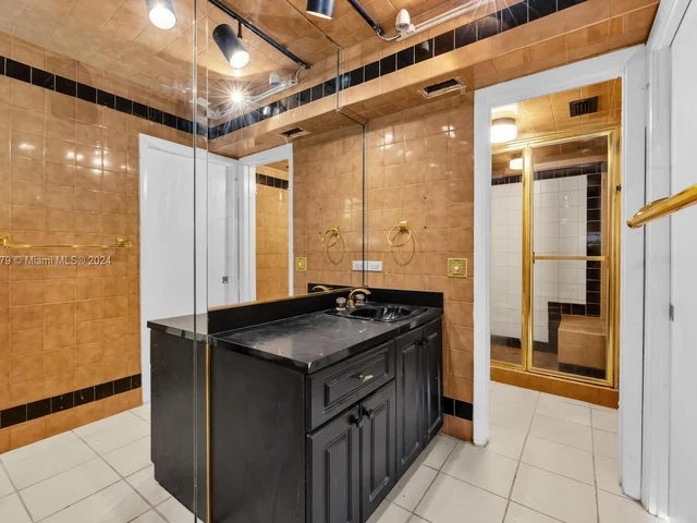 590 Ocean Dr # 8C, Key Biscayne FL 33149