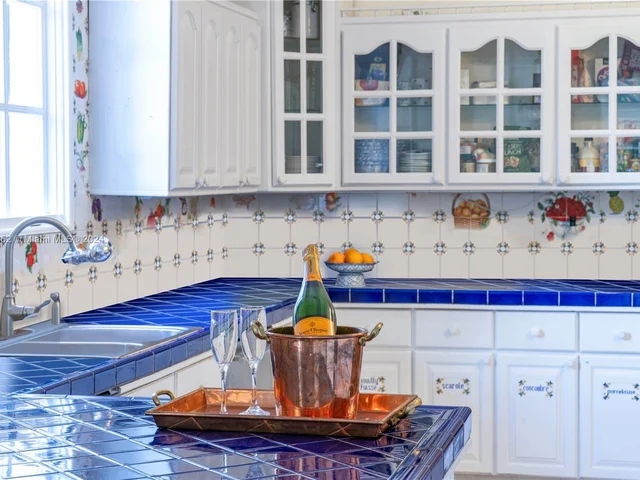 7111 Los Pinos Blvd, Coral Gables FL 33143