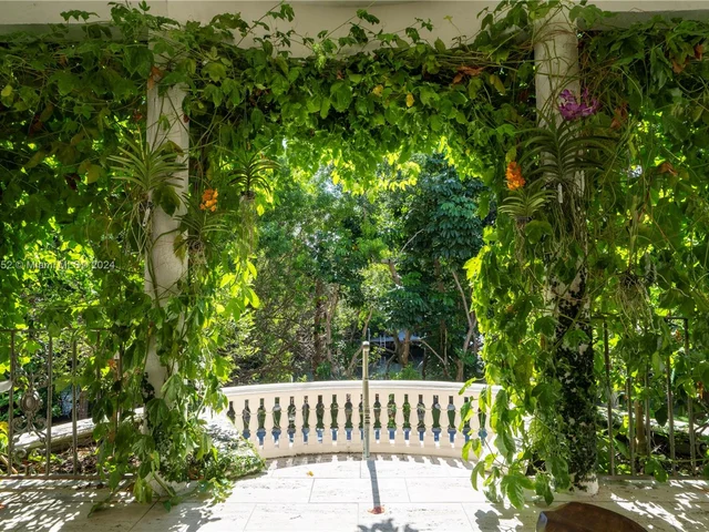 7111 Los Pinos Blvd, Coral Gables FL 33143