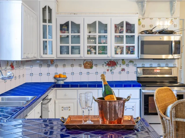 7111 Los Pinos Blvd, Coral Gables FL 33143