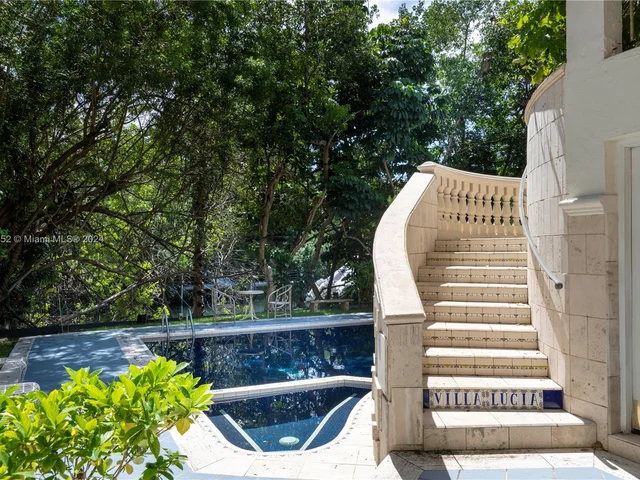 7111 Los Pinos Blvd, Coral Gables FL 33143