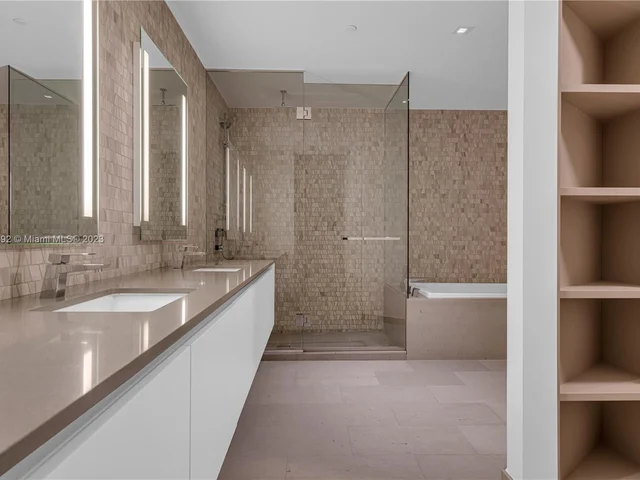 88 SW 7th St # 806, Miami FL 33130