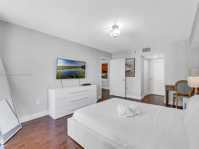 1200 Brickell Bay Dr # 1620, Miami FL 33131