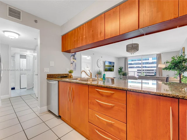 1200 Brickell Bay Dr # 1620, Miami FL 33131