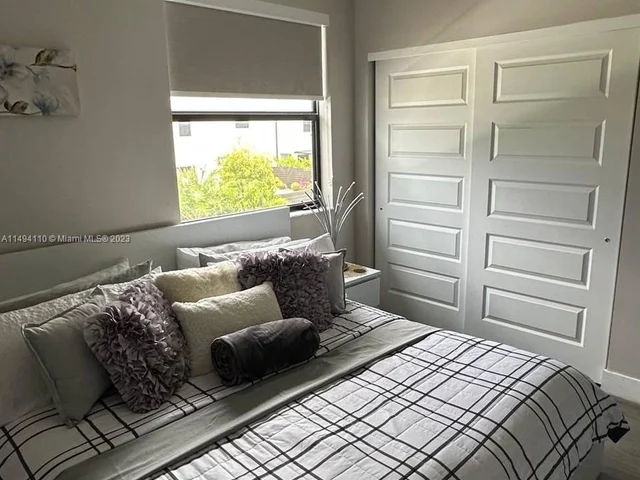 8868 NW 161st Ter, Miami Lakes FL 33018