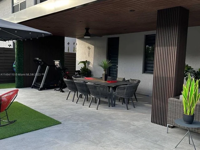 8868 NW 161st Ter, Miami Lakes FL 33018