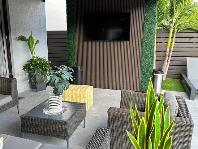 8868 NW 161st Ter, Miami Lakes FL 33018