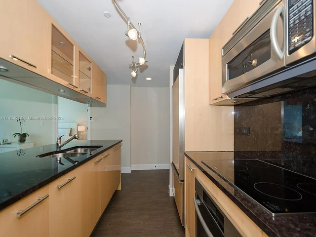 6801 Collins Ave, Miami Beach FL 33141