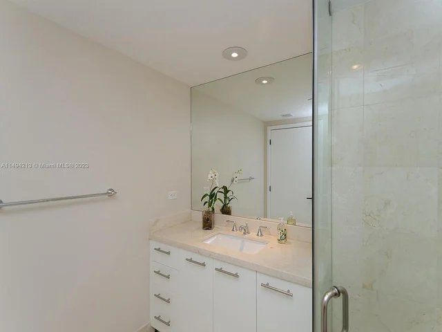 6801 Collins Ave, Miami Beach FL 33141