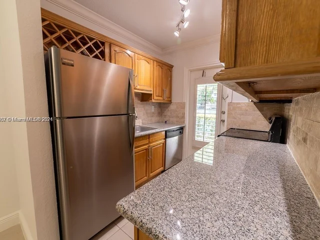 95 Edgewater Dr # 105, Coral Gables FL 33133