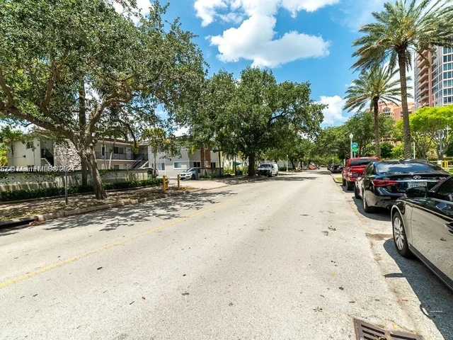 95 Edgewater Dr # 105, Coral Gables FL 33133