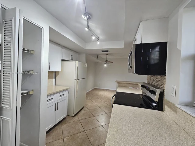 6800 Cypress Rd # 405, Plantation FL 33317