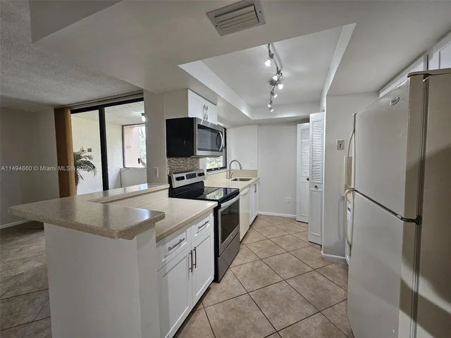 6800 Cypress Rd # 405, Plantation FL 33317