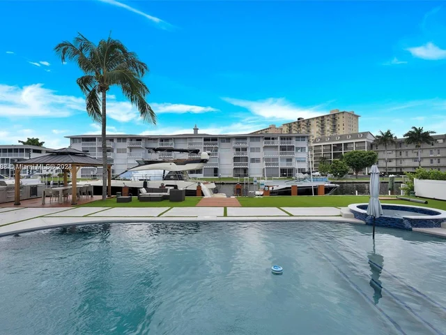 442 Tamarind Dr, Hallandale Beach FL 33009