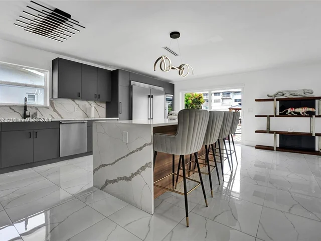 442 Tamarind Dr, Hallandale Beach FL 33009