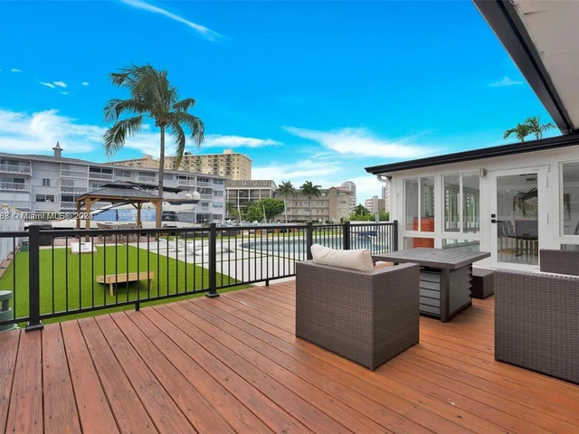 442 Tamarind Dr, Hallandale Beach FL 33009