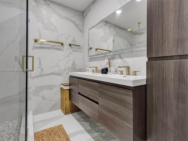 442 Tamarind Dr, Hallandale Beach FL 33009